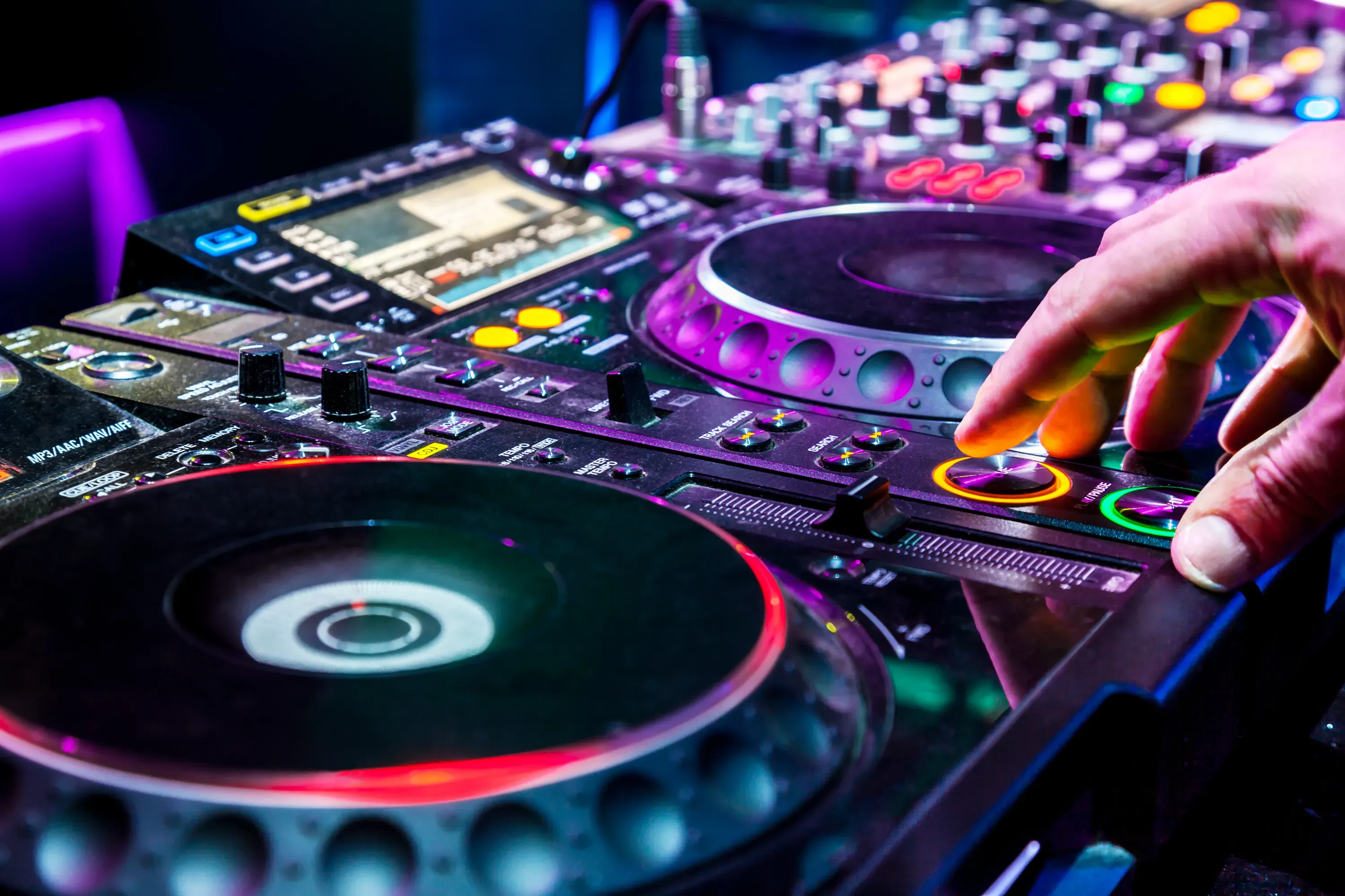 DJブースでプレイするDJ